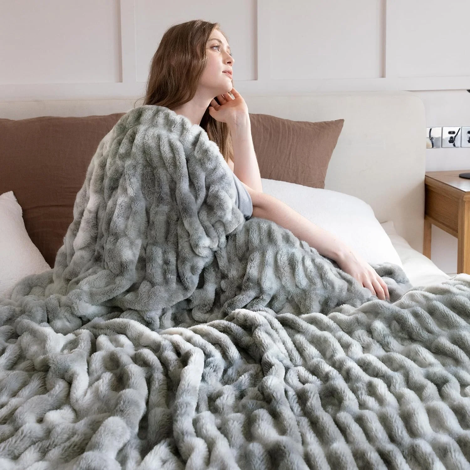 blunique Ultra Soft Cozy Faux Fur Throw Blanket, Fuzzy Plush Thick Bubble Blanket, Luxury Fluffy Blanket for Couch, Sofa, Bedroom, and Living Room, 50x60 Inches, Cream White